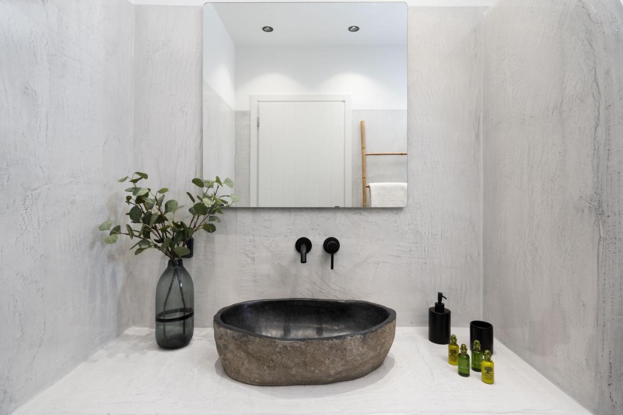 Almira Luxury Suites 페리볼로스 외부 사진